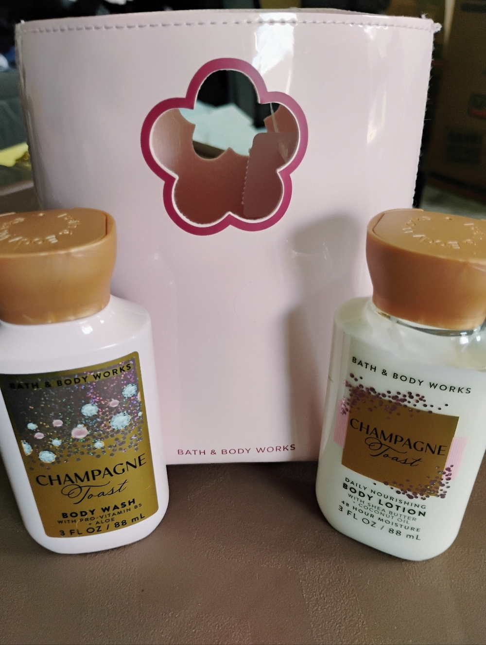 BATH & BODY WORKS PINK PATENT LEATHER GIFT BAG W/ 2 CHAMPAGNE TOAST MINI'S. NWT